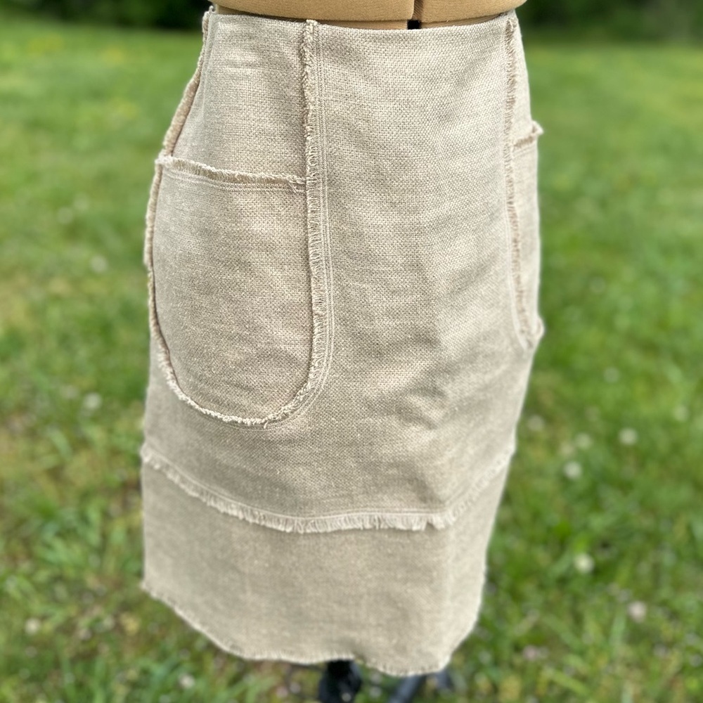 Oscar de le Renta skirt. Saks Fifth Avenue. Soft burlap. Frayed hem. Size 10 - Picture 6 of 9